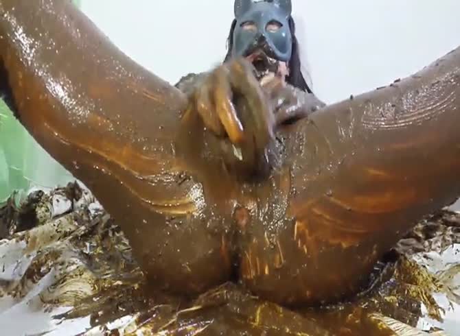 Video :Masked lady with big tits poured shit all over her body while masturbating